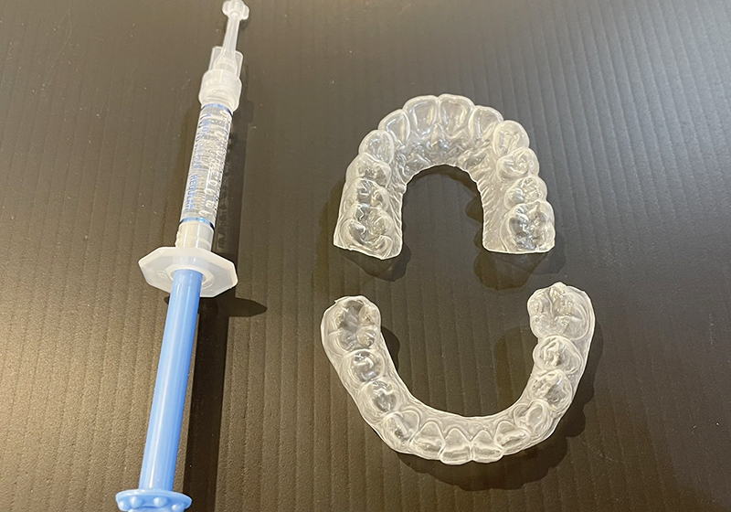 ホワイトニングトレーとジェルの写真